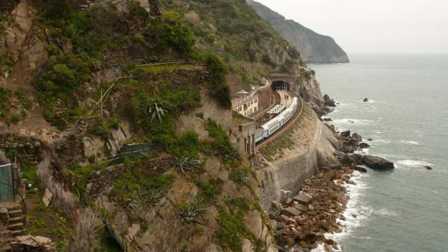 A totes les estacions,petites andanes a l'aire lliure,entre túnels. Manarola