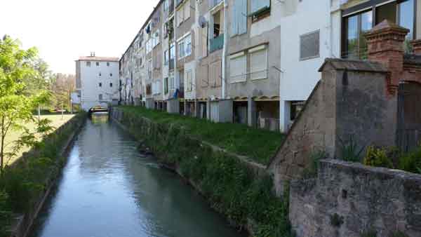 Cases del obrers i canal de la colònia Guixaró
