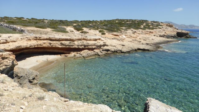 Sxinusa. Cova i petites platges entre Almiros i Bazaiu