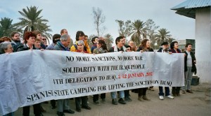 Concentració davant seu ONU a Bagdad per demanar la fi de les sancions. 2002