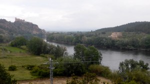 Riu Ebre. Al fons, castell de Miravet
