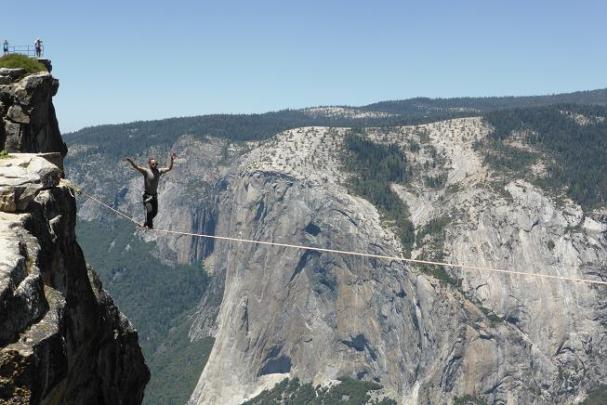 Taft Point. Yosemite. Al mirador sents vertige, però aquest que creua la corda...