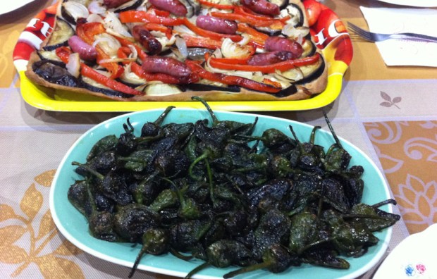 Coca de recapte i pebrots d'Hervon conreats a l'hort de la casa on vam estar