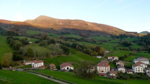 Amaiur (Baztan) amb el cim pico Gorramendi al fons (1.071 m)