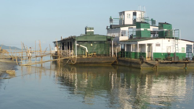 Riba del riu Brahmaputra. Guwahati 