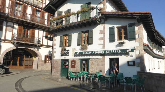 Elizondo. Bar Txokoto i Hostal Trinkete